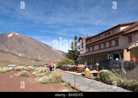 Les touristes au café au Paradores Canadas del Teide près du Mont Teide dans le Parc National de Teide Tenerife Banque D'Images