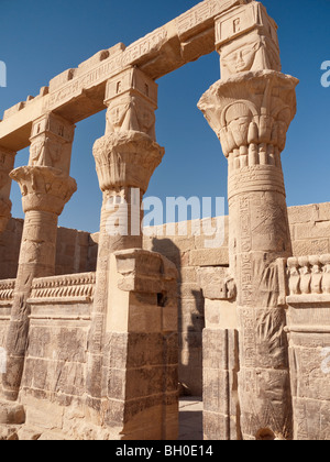 Le petit temple d'Hathor au Temple à Isis, Horus et Osiris sur l'île de Philae sur le Nil en Egypte Banque D'Images