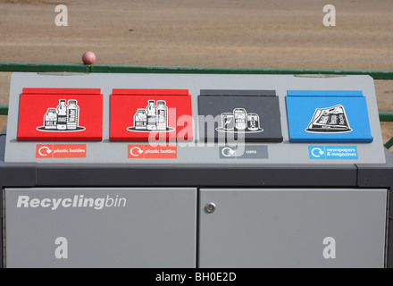 Un bac de recyclage sur une plage au Royaume-Uni. Banque D'Images