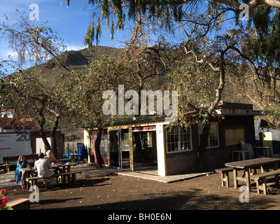 Un petit café dans un parc, terrain de jeux à Santiago del Teide Tenerife Banque D'Images