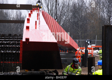 Nouveau pont de 280 tonnes en position tendit au Collège d'Eton Dorney Lake Centre d'Aviron prêt pour les Jeux Olympiques et Paralympiques de 2012 Banque D'Images