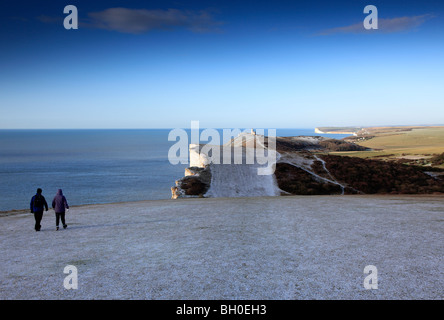 Les marcheurs South Downs Way Beachy Head Falaises de craie blanche Sussex Coast English Channel UK Banque D'Images