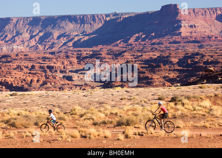 Vélo de montagne sur le Livre blanc de l'île Sentier Rim, dans le ciel, District Canyonlands National Park, près de Moab, Utah. Banque D'Images