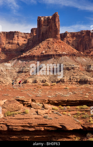 Les cyclistes de montagne passent le labyrinthe, le long de la Rim Trail blanc de l'île, dans le ciel, District Canyonlands National Park, près de M Banque D'Images