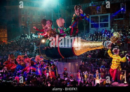 Nice, France, événements publics, défilé de carnaval, Une foule fête la nuit, chars, bouteille de Champagne Banque D'Images