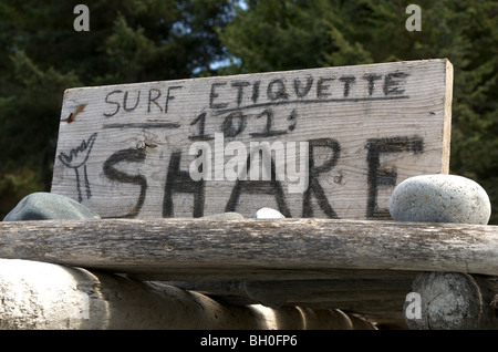 Signe de surfeur sur une plage Banque D'Images