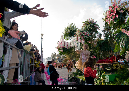 Nice, France, événements publics, défilé de carnaval, Une foule fête Banque D'Images