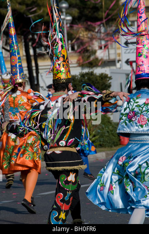 Nice, France, Evénements publics, Carnaval Parade, célébrations des hommes, costumes, danse sur la rue, par derrière, promenade des anglais france Banque D'Images