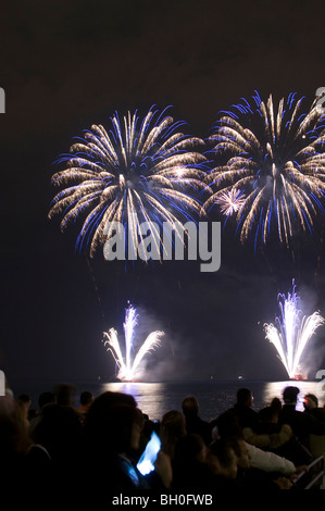 Nice, France, l'explosion d'Artifice carnaval sur Mer Méditerranée, dans la nuit Banque D'Images