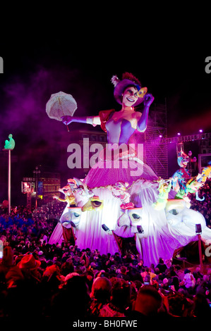 Nice, France, grande foule de gens, public, touristes, regarder le carnaval flotter la nuit sur Street Banque D'Images