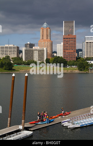 Kayak la rivière Willamette à Portland, Oregon, USA Banque D'Images