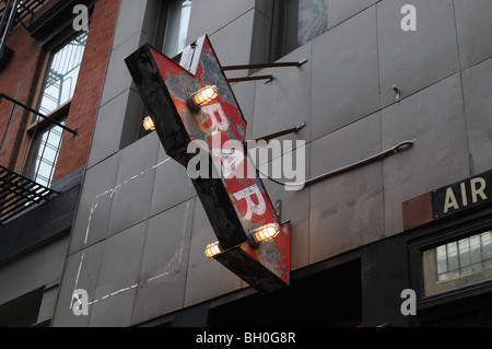 Le signe sur un bar sur Warren Street dans le Lower Manhattan date probablement des années 1930. Banque D'Images