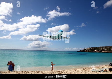 747 de KLM approchant Maho Beach, près de l'Aéroport International Princess Juliana, St Maarten, Antilles Banque D'Images
