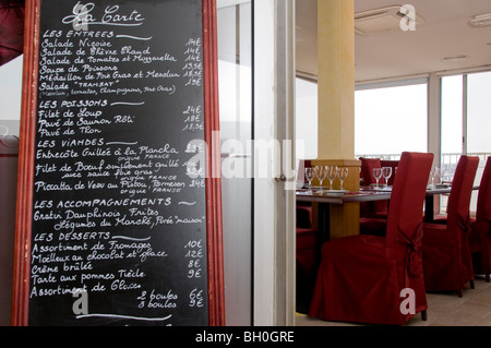 Nice, France, un restaurant français,'Chez Hugo' hôtel de tourisme, "magnifique hôtel', Menu écrit à l'intérieur de salle à manger Banque D'Images