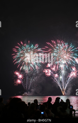 Nice, France, les gens de foule, de derrière dans Silhouette, regarder les feux d'artifice du Carnaval sur la mer Méditerranée, nuit carnaval france Banque D'Images