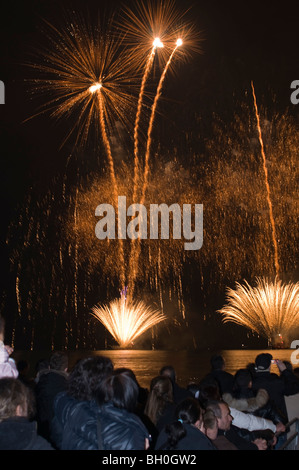 Nice, France, une foule nombreuse regardant les feux d'artifice du Carnaval sur la mer Méditerranée, carnaval france Banque D'Images