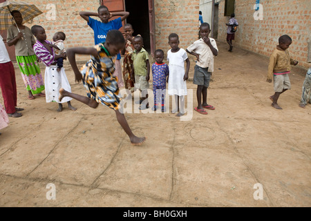 Les enfants devenus orphelins jouer à la marelle en dehors d'un orphelinat dans le district de Teso Amuria, sous-région, de l'Ouganda, l'Afrique de l'Est Banque D'Images