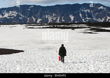 Les touristes à marcher avec sac shopping en neige à Askja, hautes terres d'Islande Banque D'Images