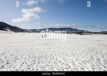 Les touristes marcher dans la neige en Askja, hautes terres d'Islande Banque D'Images