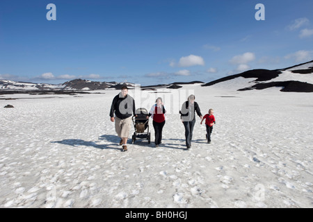 Les touristes marcher dans la neige en Askja, hautes terres d'Islande Banque D'Images