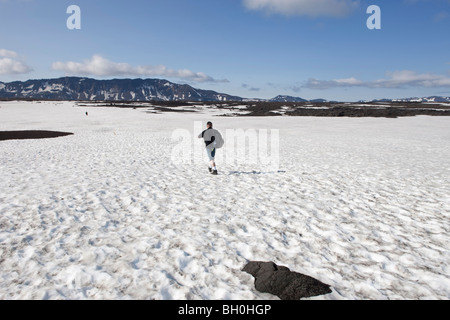 Les touristes marcher dans la neige en Askja, hautes terres d'Islande Banque D'Images