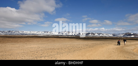 Balades en famille dans l'argile sur le chemin de l'Askja, hautes terres d'Islande Banque D'Images