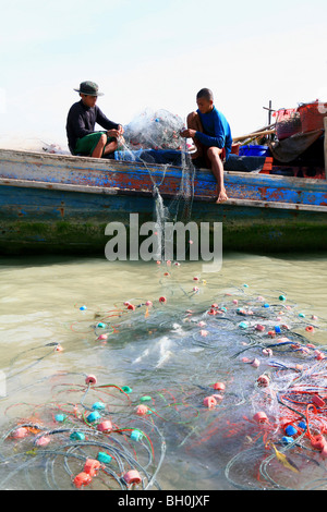 Les Moken, les gitans de la mer sur un bateau de pêche, l'archipel de Mergui, la mer d'Andaman, Myanmar, Birmanie, Asie Banque D'Images