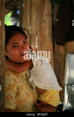 Gitans de la mer Moken, la mère et l'enfant, archipel de Mergui, la mer d'Andaman, Myanmar, Birmanie, Asie Banque D'Images