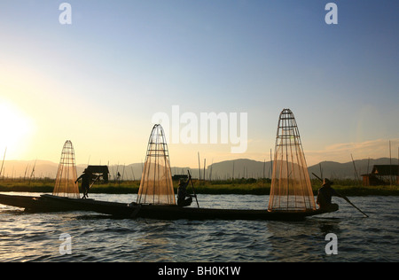 Les pêcheurs avec des pièges à poisson ethnie Intha dans la lumière du soir, au Lac Inle, l'État de Shan, Myanmar, Birmanie, Asie Banque D'Images