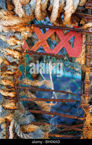 Détail sur un lobster pot échoués sur une plage Banque D'Images