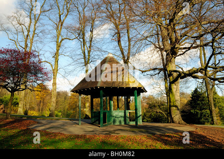 Abri peint en vert avec des panneaux, l'automne Waterlow Park England UK London Highgate Banque D'Images