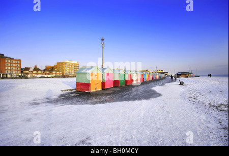 Neige sur Brighton et Hove Beach avec les cabines colorées dans l'avant-plan Banque D'Images