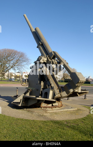 Anti aircraft gun 6" sur l'affichage à l'extérieur de D-Day Museum, front de mer de Southsea, Portsmouth, Hampshire, England, UK. Banque D'Images