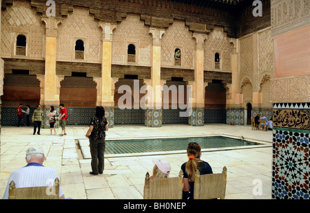 Les touristes à l'atrium de la Médersa Ben Youssef, Marrakech, Maroc du Sud, le Maroc, l'Afrique Banque D'Images