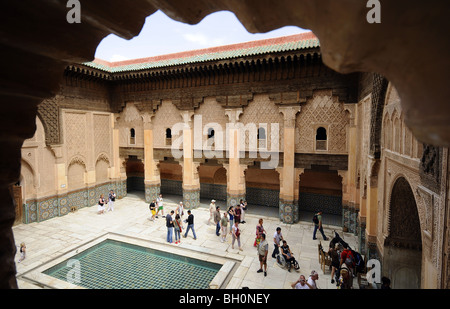 Les touristes à l'atrium de la Medersa Ben Youssef, Marrakech, Maroc du Sud, le Maroc, l'Afrique Banque D'Images