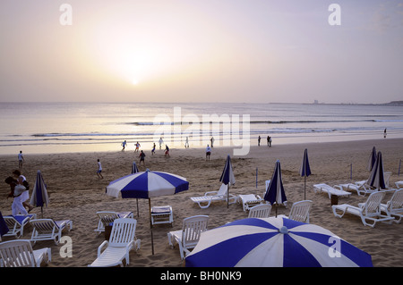 Les gens sur la plage au coucher du soleil, dans le sud du Maroc, Agadir, Maroc, Afrique Banque D'Images