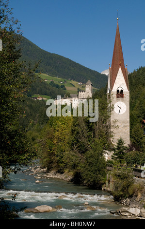 Château et église, Sand in Taufers, Tauferer Tal, le Tyrol du Sud, Italie Banque D'Images