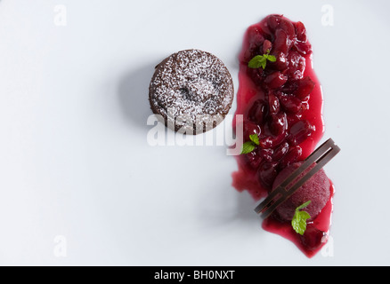 Gâteau au chocolat avec cerises et sorbet en restaurant Tilia, Chef Chris Haute-hammer, Vintl, Tyrol du Sud, Italie Banque D'Images