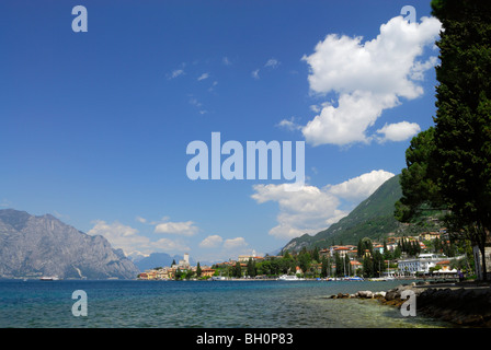 Vue sur le lac de Gardo à Malcesine avec Château Scaliger, Malcesine, Veneto, Italie Banque D'Images