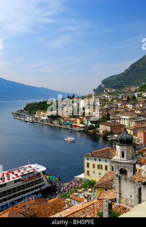 Vue sur Limone sul Garda à Lac de Garde, Lombardie, Italie Banque D'Images