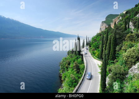 Route le long du lac de Garde, Lombardie, Italie Banque D'Images