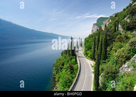 Route le long du lac de Garde, Lombardie, Italie Banque D'Images