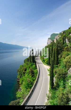 Route le long du lac de Garde, Lombardie, Italie Banque D'Images