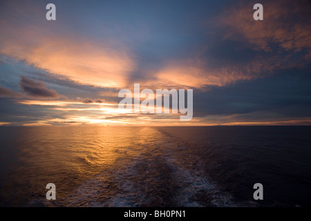 Vue depuis cruiseship MV Columbus au coucher du soleil au-dessus de l'océan Pacifique Sud, l'Océanie, Banque D'Images