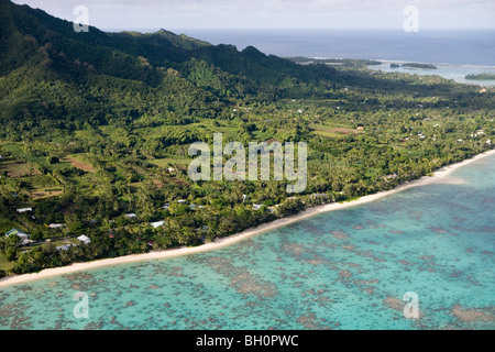 Vue aérienne de la plage et le littoral de l'île de Rarotonga, îles Cook, du Pacifique Sud, l'Océanie Banque D'Images