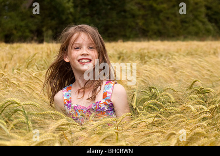 Close up of Girl in Wheat Field, dans le Lincolnshire, Angleterre,GO Banque D'Images