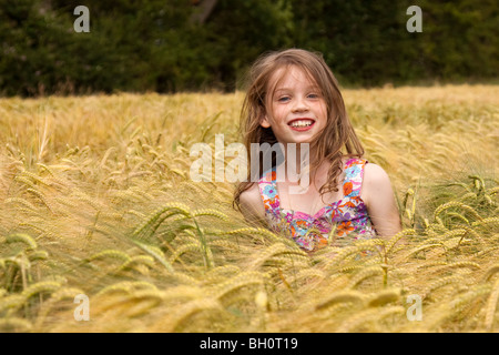 Close up of Girl in Wheat Field, dans le Lincolnshire, Angleterre,GO Banque D'Images