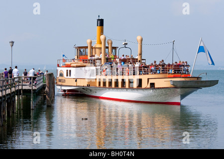 Bateau à vapeur à roue radiale LUDWIG FESSLER, construit en 1926, cet atterrissage, CHIEMING, lac de Chiemsee, Bade-Wurtemberg, Bavière, Allemagne Banque D'Images