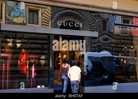 Les gens en face de Designer boutique Gucci, Via dei Tornabuoni, Florence, Toscane, Italie, Europe Banque D'Images