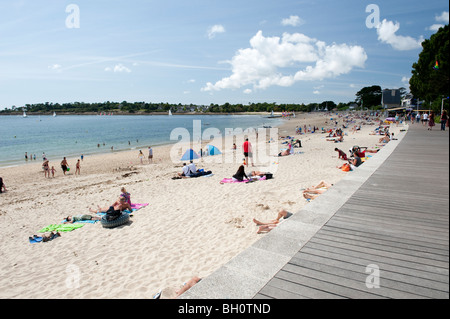 La promenade promenade et plage de sable à Bénodet, Bretagne Sud, France. Sur la route du GR34 Chemin de la côte Banque D'Images